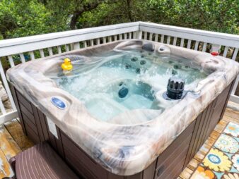 Outdoor hot tub on Garden room balcony in the trees